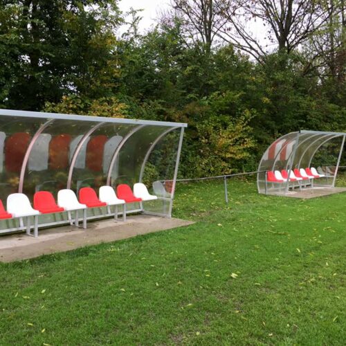 Dugout voetbal model 150 51 Onze aluminium dugouts uit de DO150-serie. Op de afbeelding uitgevoerd in een lengte van 4 meter, met kuipstoeltjes in de clubkleuren.